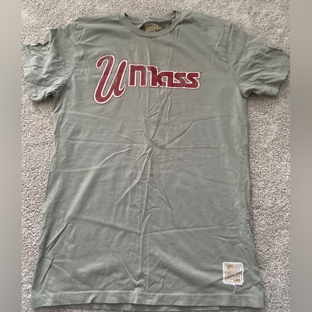 UMASS Amherst Gray Short Sleeve T-Shirt NWOT Size Medium